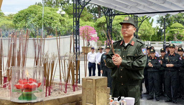 Trung đoàn CSCĐ Trung Bộ tri ân anh hùng, liệt sĩ -0