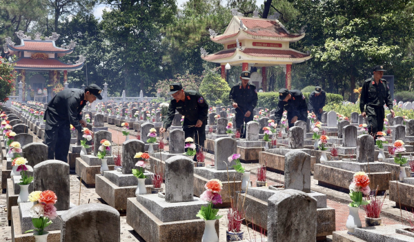 Trung đoàn CSCĐ Trung Bộ tri ân anh hùng, liệt sĩ -0