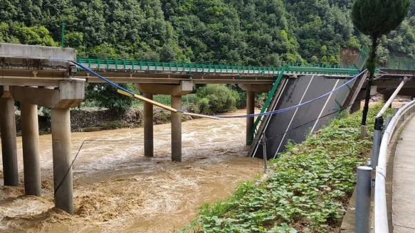 Sập cầu trong lũ ở Trung Quốc làm 11 người chết, 30 người mất tích -0