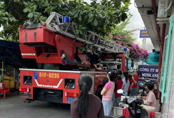 Cứu 11 người thoát đám cháy tại công ty sản xuất mũ bảo hiểm -0