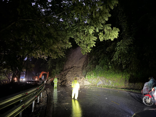 CSGT túc trực trên đường bảo đảm an toàn giao thông cho người dân trong cơn bão số 2 -0