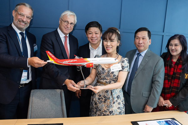 Vietjet và Airbus ký kết hợp đồng 20 máy bay A330neo trị giá 7,4 tỷ Đô la Mỹ tại Farnborough Airshow -0