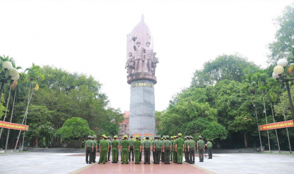 Đoàn đại biểu Bộ Công an dâng hương tại Tuyên Quang  -0