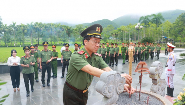 Đoàn đại biểu Bộ Công an dâng hương tại Tuyên Quang  -1