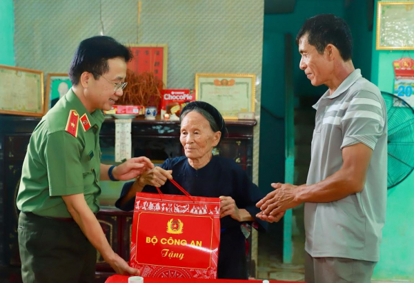 Đoàn đại biểu Bộ Công an dâng hương tại Tuyên Quang  -0