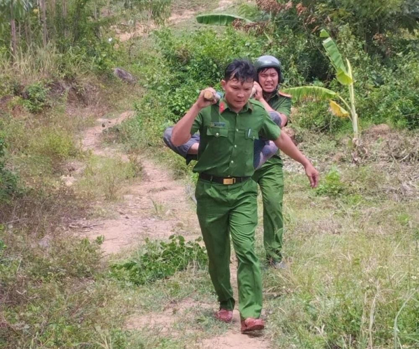 Bộ trưởng Lương Tam Quang biểu dương hành động tận tụy cứu giúp nhân dân trong tình huống nguy hiểm -0