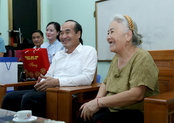 Phó Bí thư Thường trực Tỉnh ủy Lào Cai thăm hỏi, tặng quà gia đình người có công tại TP Lào Cai -0