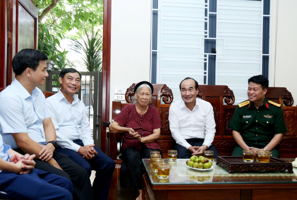 Phó Bí thư Thường trực Tỉnh ủy Lào Cai thăm hỏi, tặng quà gia đình người có công tại TP Lào Cai -0