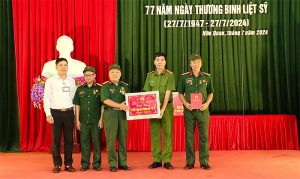 Đoàn Công tác của Bộ Công an thăm, tặng quà tại Trung tâm điều dưỡng thương binh Nho Quan -1