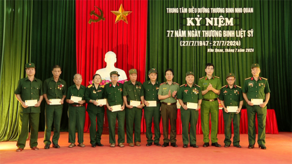 Đoàn Công tác của Bộ Công an thăm, tặng quà tại Trung tâm điều dưỡng thương binh Nho Quan -2