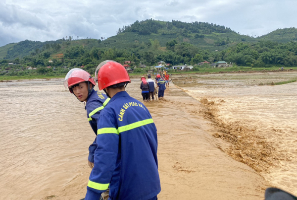Công an tỉnh Sơn La “oằn mình” cứu người trong cơn mưa lũ -0