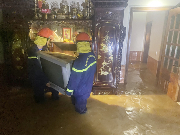 Công an tỉnh Sơn La “oằn mình” cứu người trong cơn mưa lũ -1