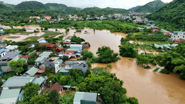 Công an tỉnh Sơn La “oằn mình” cứu người trong cơn mưa lũ -2