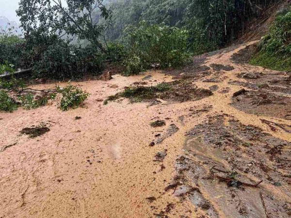 Mưa lớn gây thiệt hại về tài sản, nhiều tuyến đường bị sạt lở tại Sơn La -1