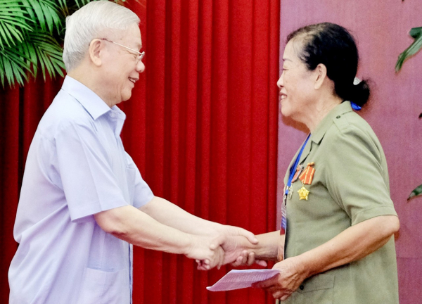 Nữ Anh hùng du kích Ngã Năm với tấm ảnh quý báu với Tổng Bí thư Nguyễn Phú Trọng  -0
