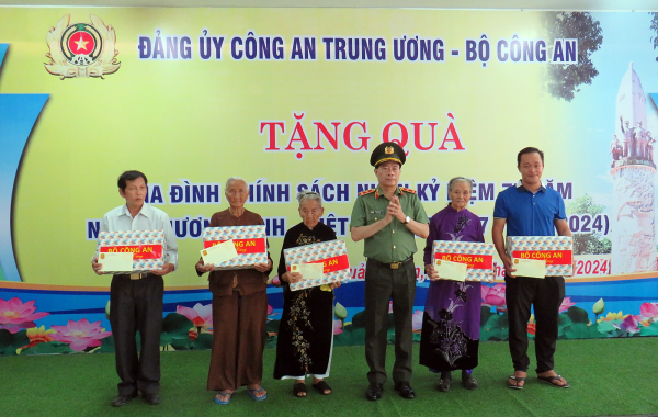 Đoàn công tác Đảng ủy Công an Trung ương, Bộ Công an tri ân các anh hùng, liệt sĩ tại Quảng Nam -0