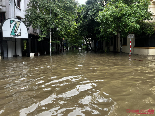 Đường phố Hà Nội vẫn ngập sâu sau mưa lớn, người dân dắt xe máy qua biển nước -0