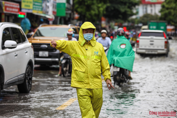 Đường phố Hà Nội vẫn ngập sâu sau mưa lớn, người dân dắt xe máy qua biển nước -4