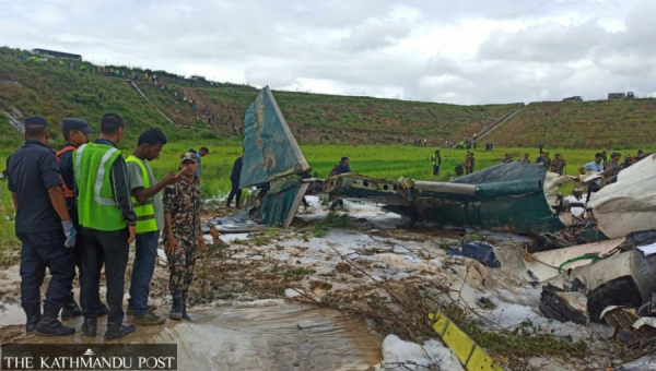 Nepal: Máy bay trượt khỏi đường băng rồi bốc cháy khiến 5 người chết  -0