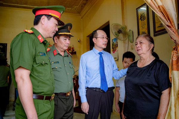 Trao Huân chương Bảo vệ Tổ quốc hạng Ba cho thân nhân Phó trưởng Công an phường hy sinh khi làm nhiệm vụ -0