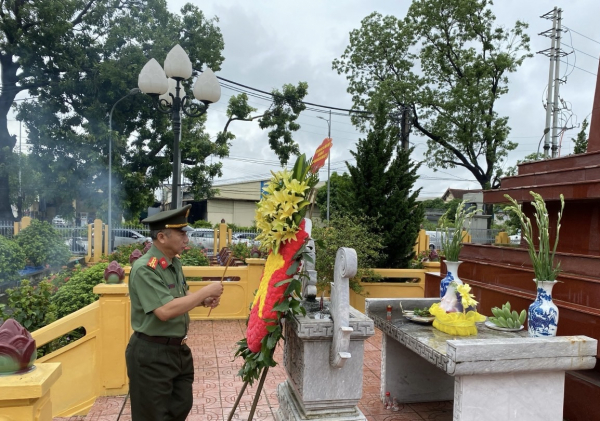 Viện Khoa học và công nghệ dâng hương tri ân các anh hùng, liệt sĩ tại Nghĩa trang liệt sĩ xã Lại Yên -0