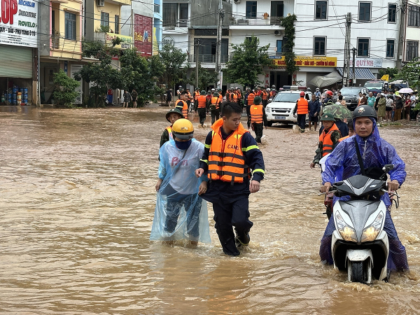 Công an tỉnh Sơn La dầm mình trong mưa lũ cứu dân -0
