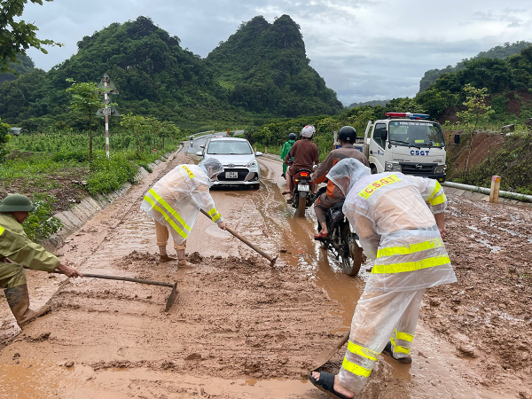 Công an tỉnh Sơn La dầm mình trong mưa lũ cứu dân -0