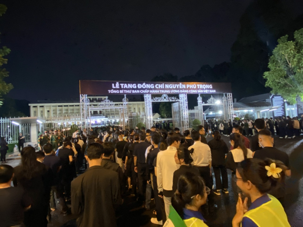 Càng khuya, người dân đến viếng Tổng Bí thư Nguyễn Phú Trọng càng đông -0
