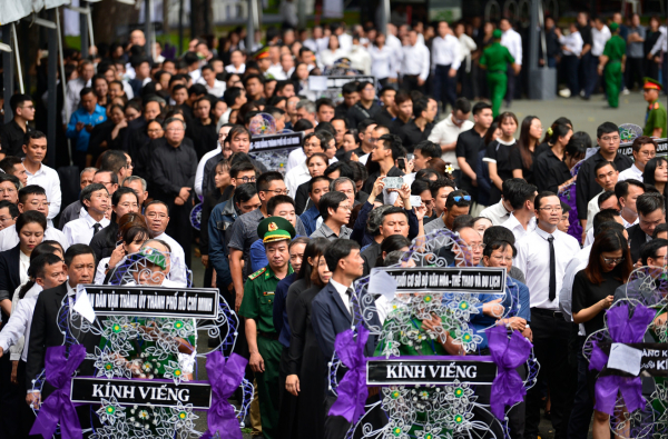 Nhiều người dân tại TP Hồ Chí Minh rơi lệ khi đến viếng Tổng Bí thư Nguyễn Phú Trọng  -0