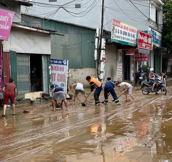 Công an tỉnh Sơn La dầm mình trong mưa lũ cứu dân -1
