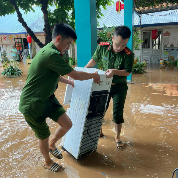 Công an tỉnh Sơn La dầm mình trong mưa lũ cứu dân -2