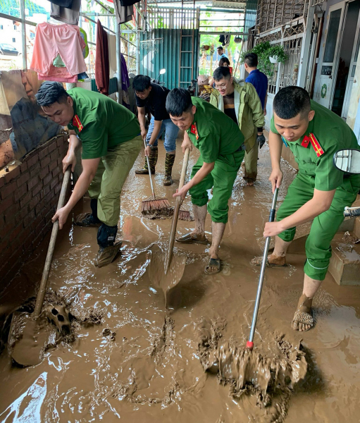 Công an tỉnh Sơn La dầm mình trong mưa lũ cứu dân -3