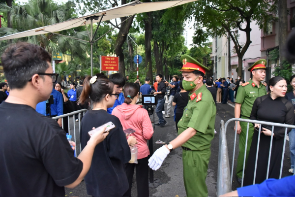 Người dân đổ dồn về Nhà tang lễ Quốc gia viếng Tổng Bí thư Nguyễn Phú Trọng -0
