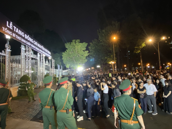 Càng khuya, người dân đến viếng Tổng Bí thư Nguyễn Phú Trọng càng đông -1