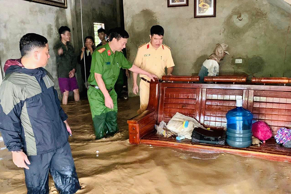 Công an tỉnh Sơn La dầm mình trong mưa lũ cứu dân -1