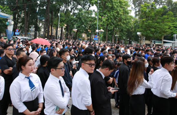 Hàng chục ngàn người dân đứng chờ  nhiều giờ để vào viếng Tổng Bí thư -4