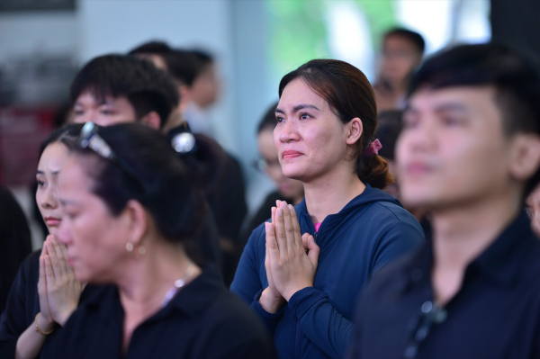 Nhiều người dân tại TP Hồ Chí Minh rơi lệ khi đến viếng Tổng Bí thư Nguyễn Phú Trọng  -1