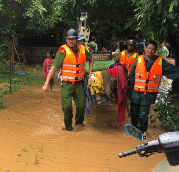 Công an tỉnh Sơn La dầm mình trong mưa lũ cứu dân -4