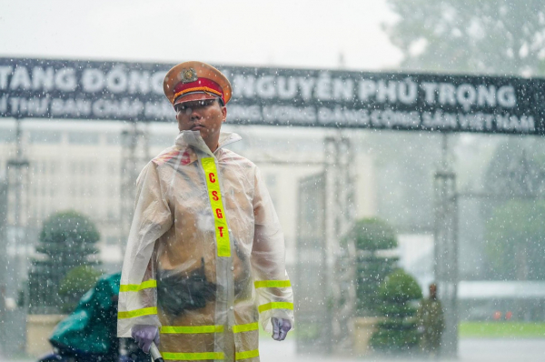 Nhiều người dân tại TP Hồ Chí Minh rơi lệ khi đến viếng Tổng Bí thư Nguyễn Phú Trọng  -0