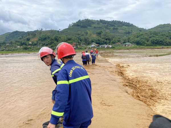Công an tỉnh Sơn La dầm mình trong mưa lũ cứu dân -5