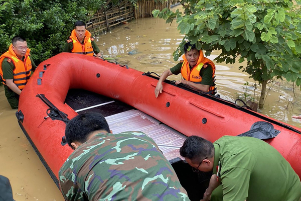 Công an tỉnh Sơn La dầm mình trong mưa lũ cứu dân -6