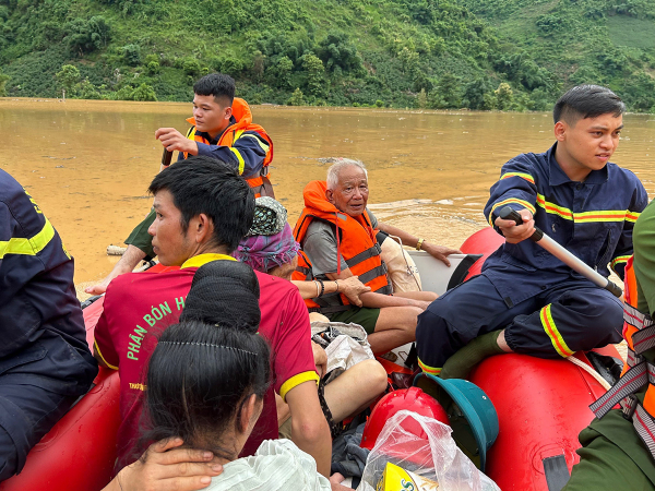 Công an tỉnh Sơn La dầm mình trong mưa lũ cứu dân -7