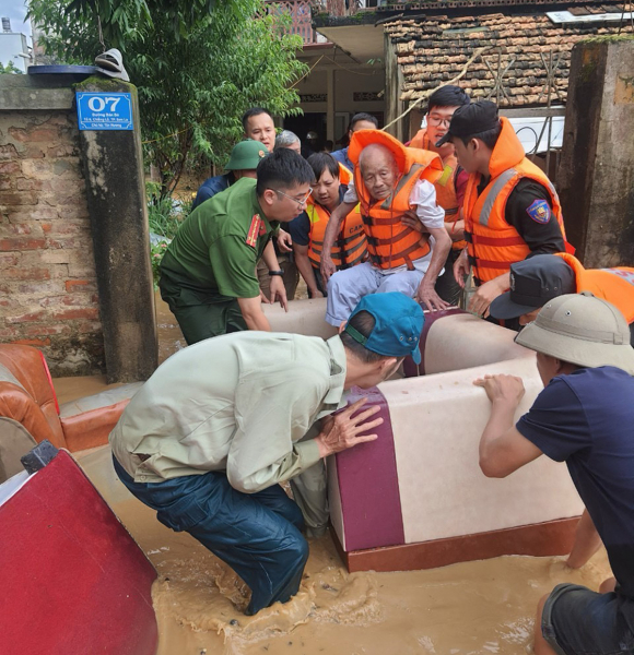 Công an tỉnh Sơn La dầm mình trong mưa lũ cứu dân -8
