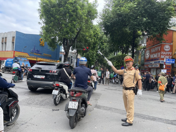 Hà Nội:  Người dân lưu thông trật tự hơn trong ngày quốc tang -1