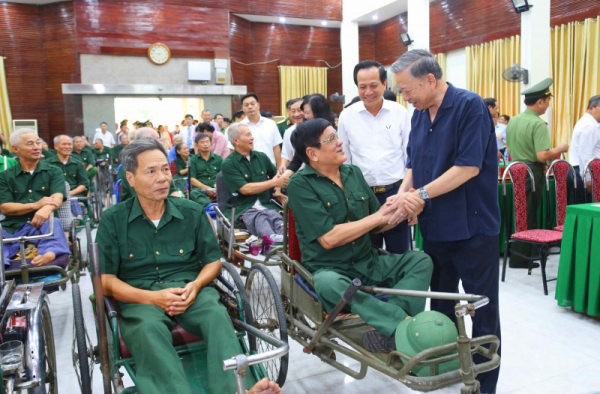 President To Lam visits war invalids in Thuan Thanh -0