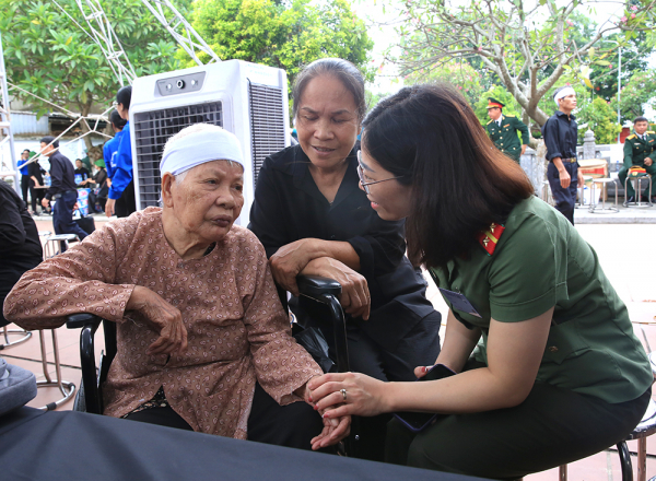 Nghẹn ngào giây phút mẹ Việt Nam anh hùng đến viếng Tổng Bí thư Nguyễn Phú Trọng -0