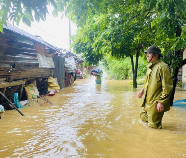 Công an huyện Quốc Oai, Thạch Thất kịp thời hỗ trợ người dân chịu ảnh hưởng của bão số 2 -0