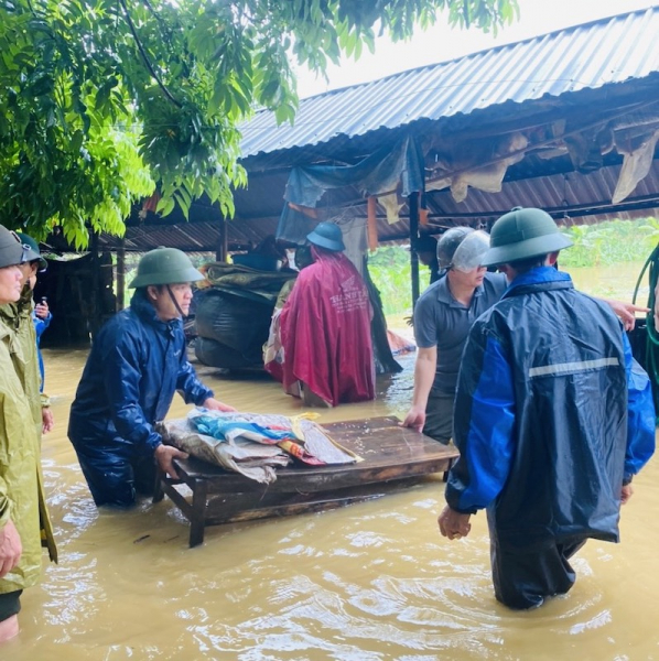 Công an huyện Quốc Oai, Thạch Thất kịp thời hỗ trợ người dân chịu ảnh hưởng của bão số 2 -0