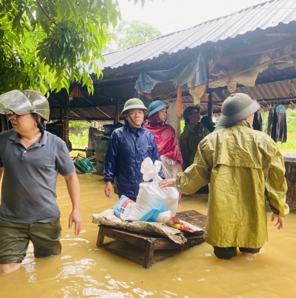 Công an huyện Quốc Oai, Thạch Thất kịp thời hỗ trợ người dân chịu ảnh hưởng của bão số 2 -2