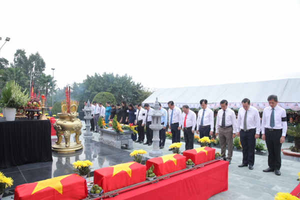 Truy điệu, an táng 106 hài cốt liệt sĩ Quân tình nguyện Việt Nam hy sinh ở Campuchia  -0